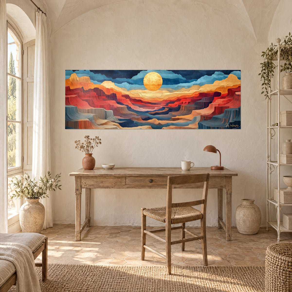 Tableau relief rocheux en couches pourpres et bleu ciel, grand disque solaire doré, au-dessus d'un bureau en bois clair