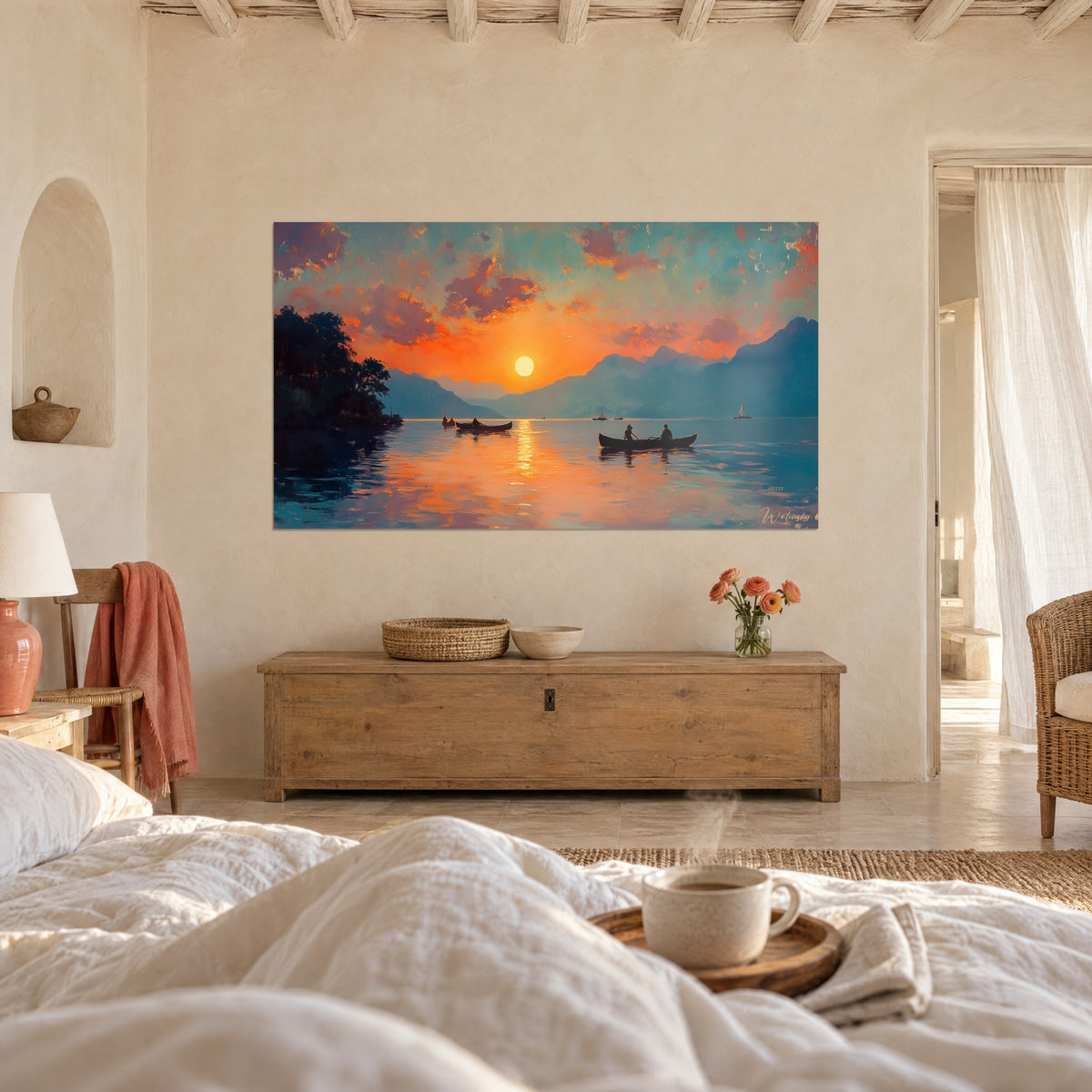 Quadro lago specchio al crepuscolo, disco solare giallo pallido, cielo arancio e nuvole malva, velieri lontani, sopra un letto in una camera luminosa
