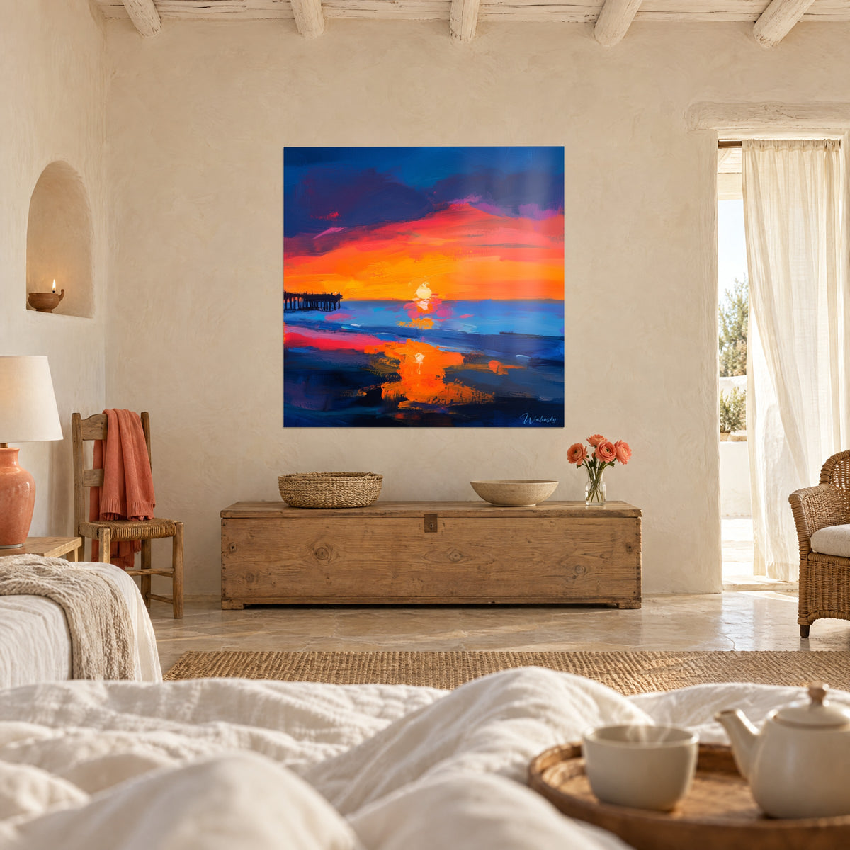 Quadro riva del mare al crepuscolo, nuvole viola e cielo arancio vivido, molo a sinistra, sopra un letto in una camera luminosa