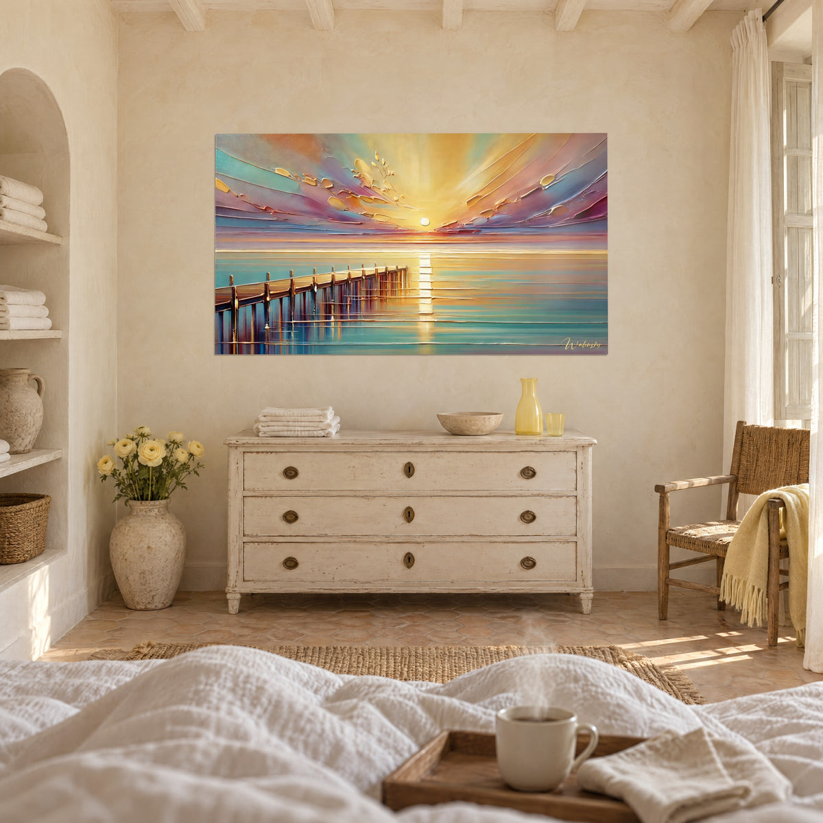 Cuadro disco solar pálido sobre un cielo dorado, ocre y lila, muelle ambarino y agua en calma; encima de una cama en un dormitorio luminoso