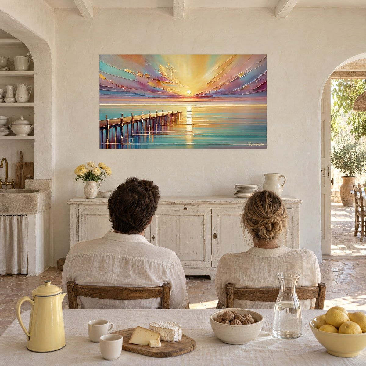 Cuadro resplandor del atardecer sobre el agua, cielo rosa y naranja, espigón oscuro, dos personas de espaldas junto a una mesa de comedor