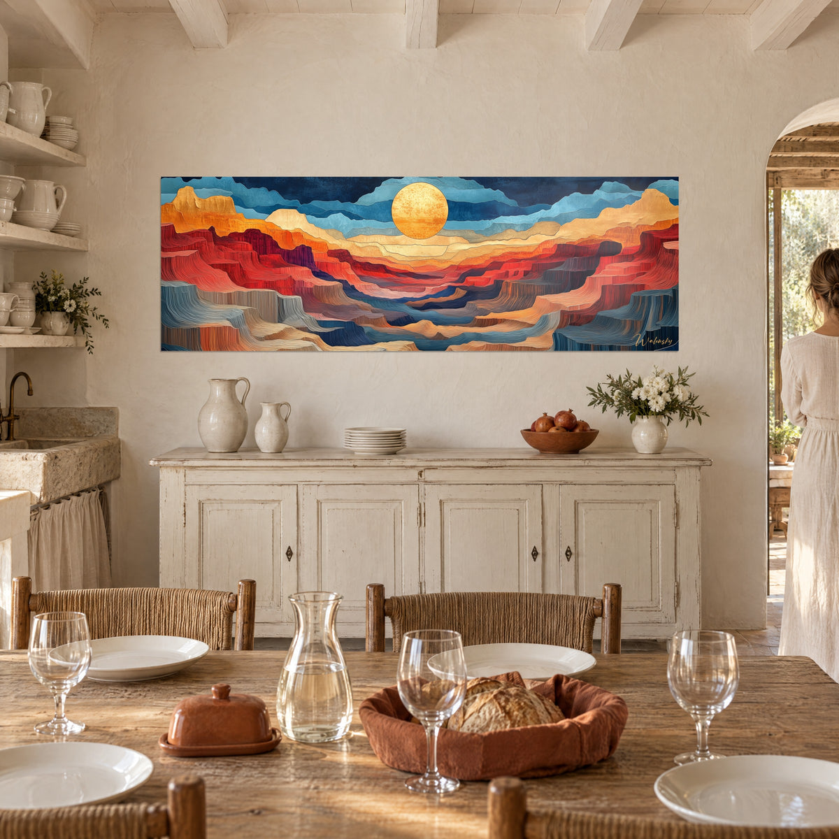 Tableau montagnes aux arêtes cramoisies et crème, soleil doré au centre, une personne de dos près d'une salle à manger