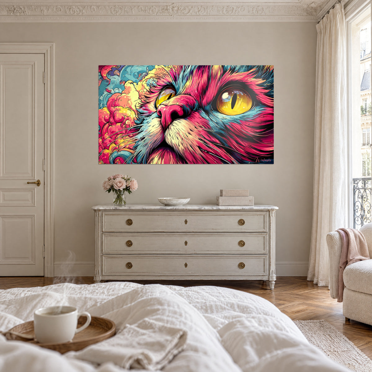 Cuadro cabeza felina en pop art, iris amarillo limón y pelaje magenta azulado, encima de una cama en un dormitorio claro