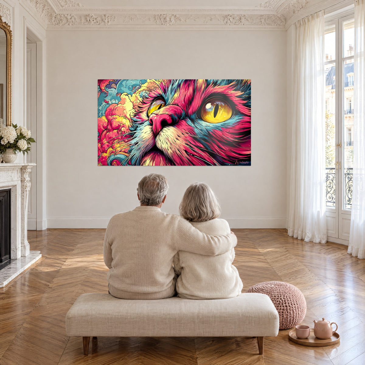 Cuadro gato con volutas de humo amarillas y salmón, mirada ámbar penetrante, bajo la luz de un salón con parquet de espiga