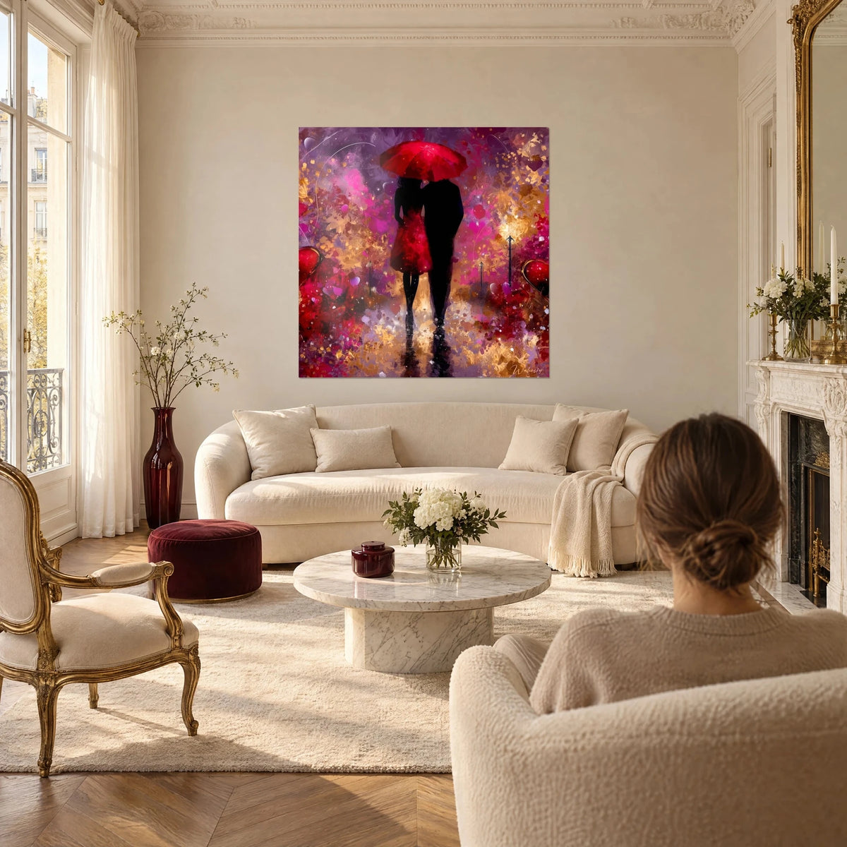 Tableau couple enlacé sous parapluie rouge, silhouettes noires et cœurs rubis sur fond violet et or, au-dessus d'un canapé dans un salon lumineux