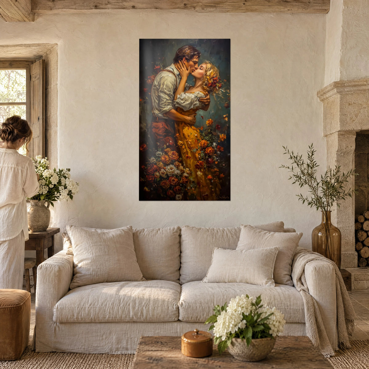 Schilderij van een stel dat elkaar innig kust, mosterdgele jurk en roestkleurige rozen, een vrouw van achteren, boven een bank in een lichte woonkamer