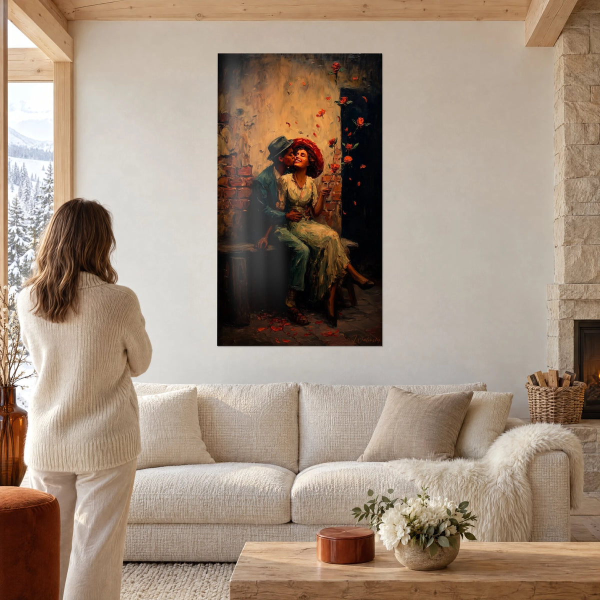 Tableau baiser tendre d'un homme au chapeau gris et d'une femme rieuse en rouge, pétales de rose, au-dessus d'un canapé dans un salon lumineux