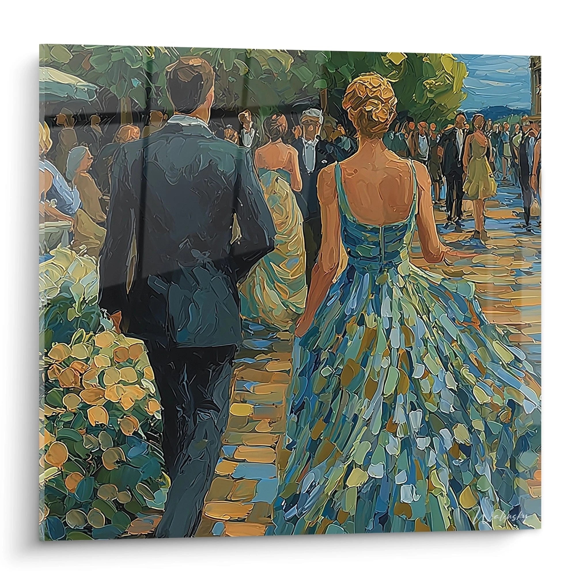 Tableau mural couple élégant marchant le long d'une allée animée avec des tenues chics et colorées