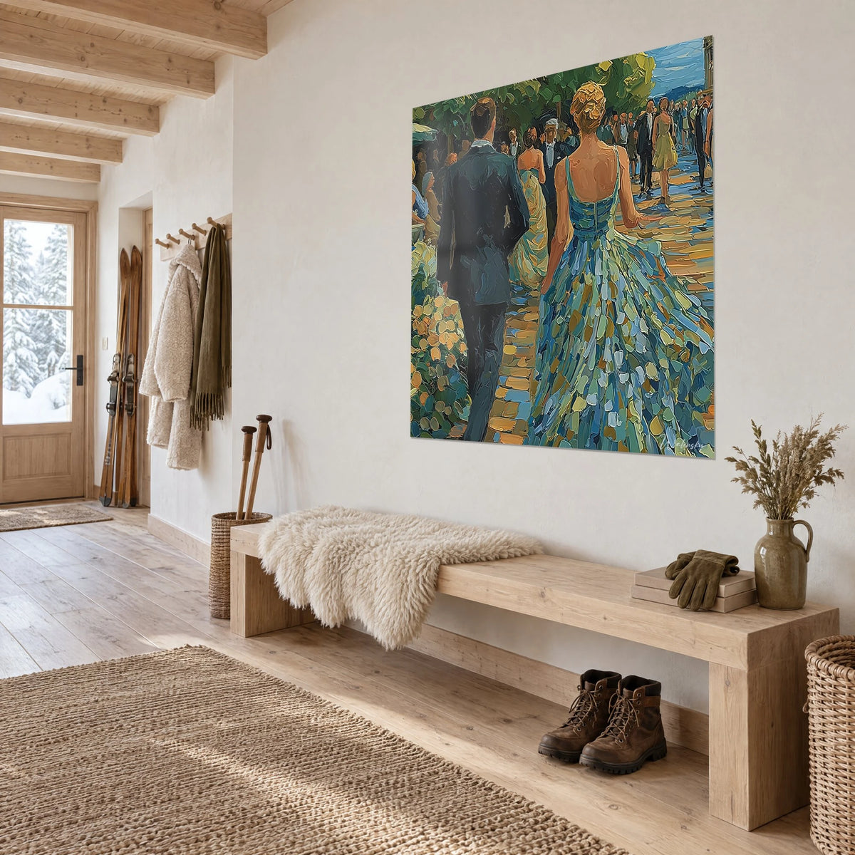 Quadro di spalle una donna con chignon dorato, abito a colpi di spatola blu e verdi, ciottoli ocra, chalet di tre quarti