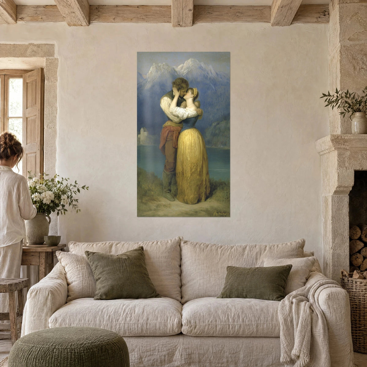 Schilderij kus van geliefden bij een alpenmeer, goudocker jurk en blauw keurslijfje, besneeuwde toppen, boven een bank in een lichte woonkamer
