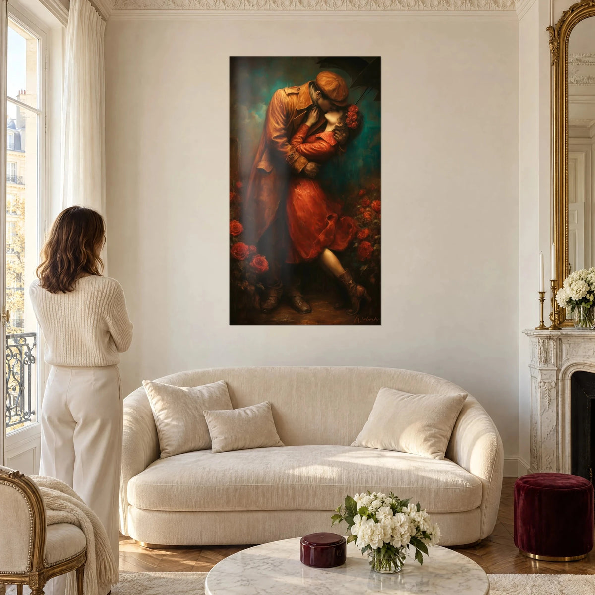 Schilderij kus in de regen, okerkleurige trenchcoat en rode jurk, scharlakenrode rozen, vrouw van achteren, boven een bank in een lichte woonkamer