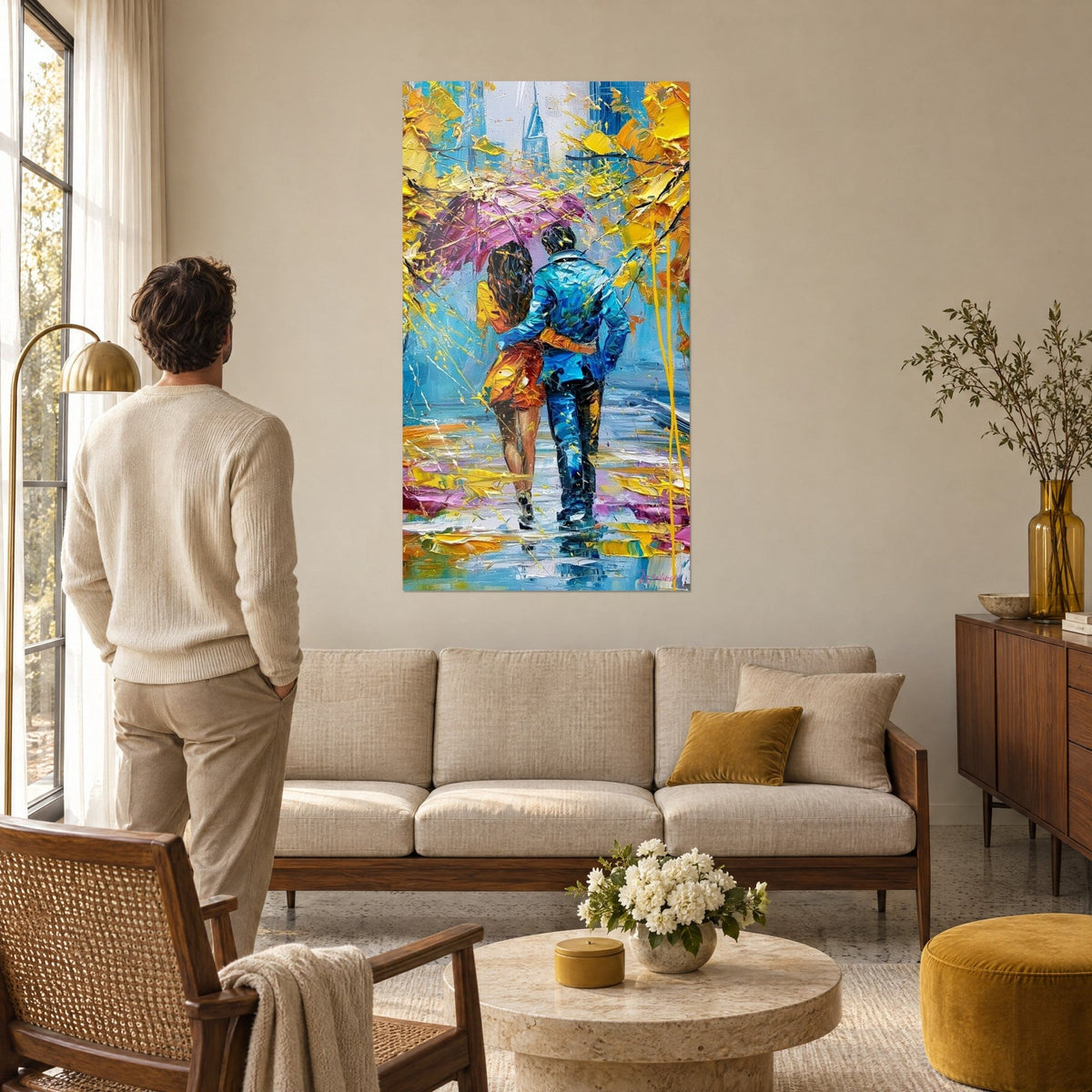 Quadro coppia abbracciata sotto un ombrello viola, giacca blu elettrico, abito arancione, marciapiede bagnato, appeso sopra un divano in un soggiorno luminoso