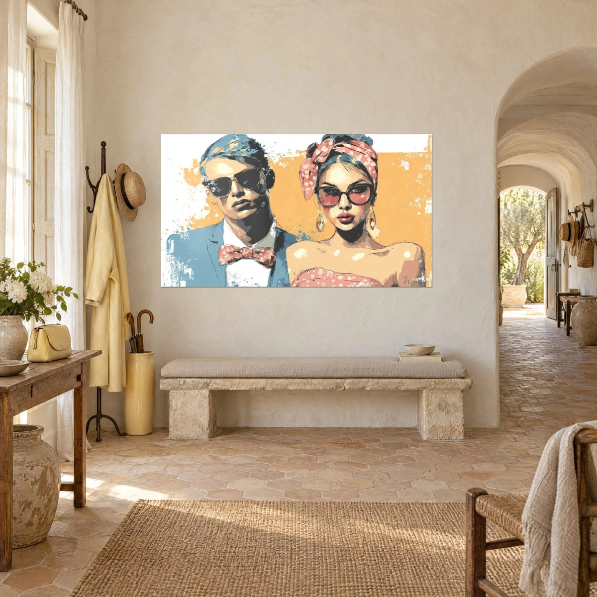 Gemälde retro Duo mit schwarzen Brillen und rosa getupftem Halstuch, himmelblaue Jacke auf orangefarbenen Spritzern, provenzalisches Landhaus, Dreiviertelansicht