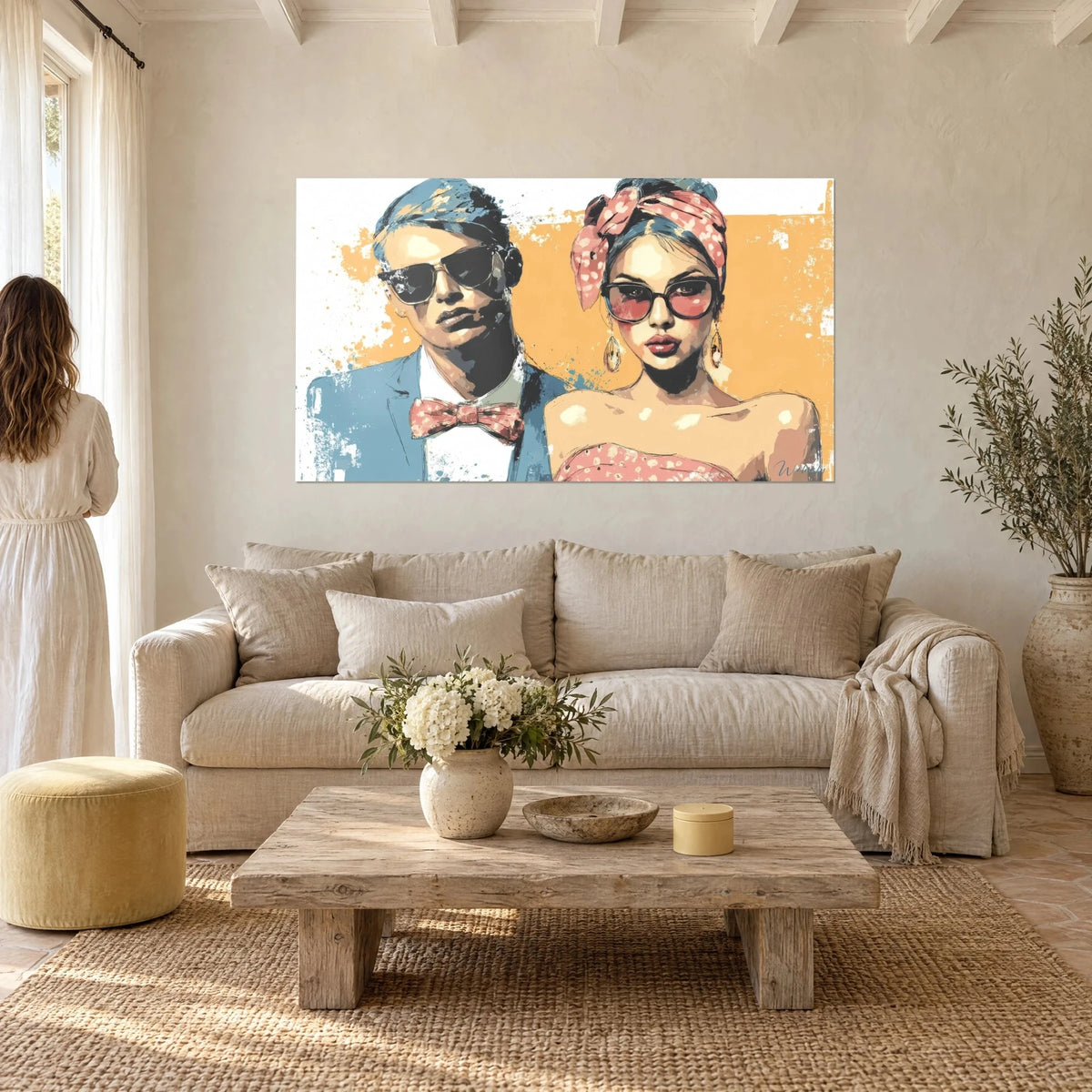 Gemälde eleganter Paar mit Sonnenbrille und rosa Fliege, orangefarbener Hintergrund, Frau von hinten, über einem Sofa in einem hellen Wohnzimmer