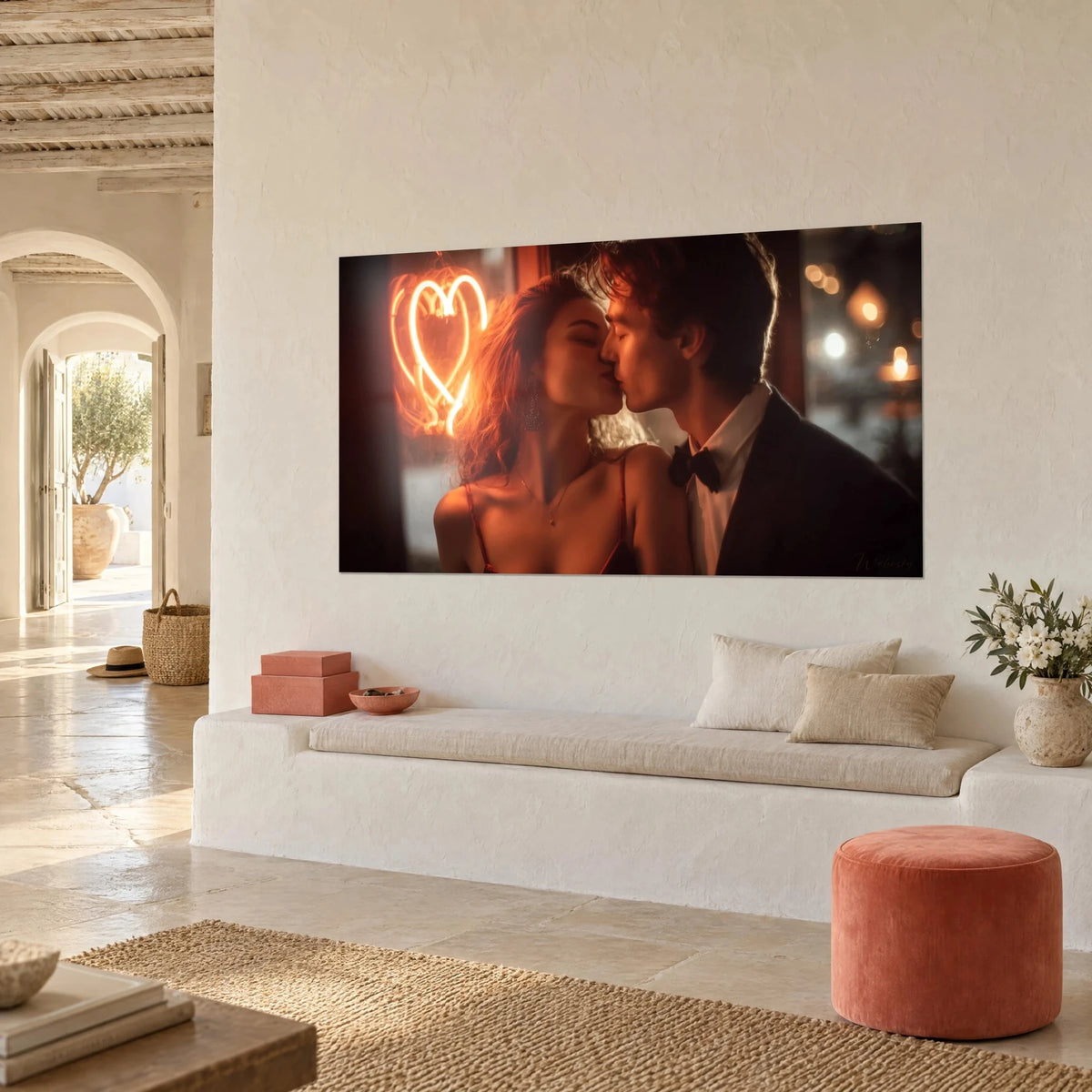 Tableau baiser romantique sous un cœur de néon ambre, nœud papillon noir et chevelure cuivrée, mur blanc, banquette d'angle