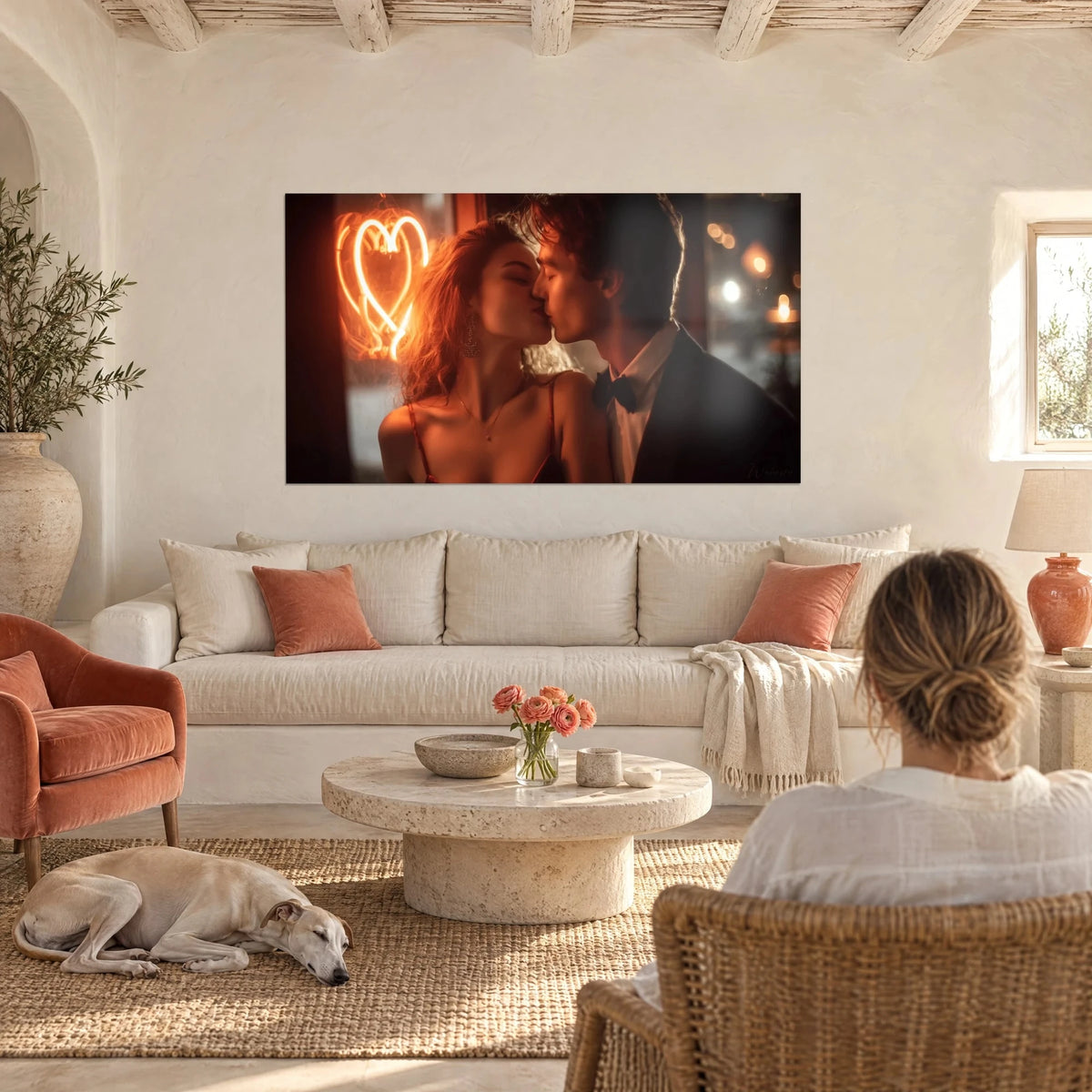 Tableau couple s'embrassant devant un néon cœur orange, smoking noir et robe rouge, au-dessus d'un canapé dans un salon lumineux