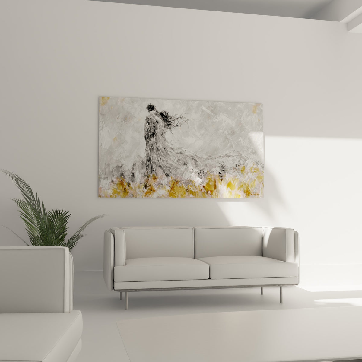 Amoureux fondus dans un décor anthracite et ocre, tableau Couple placé au-dessus d'un canapé dans un salon lumineux