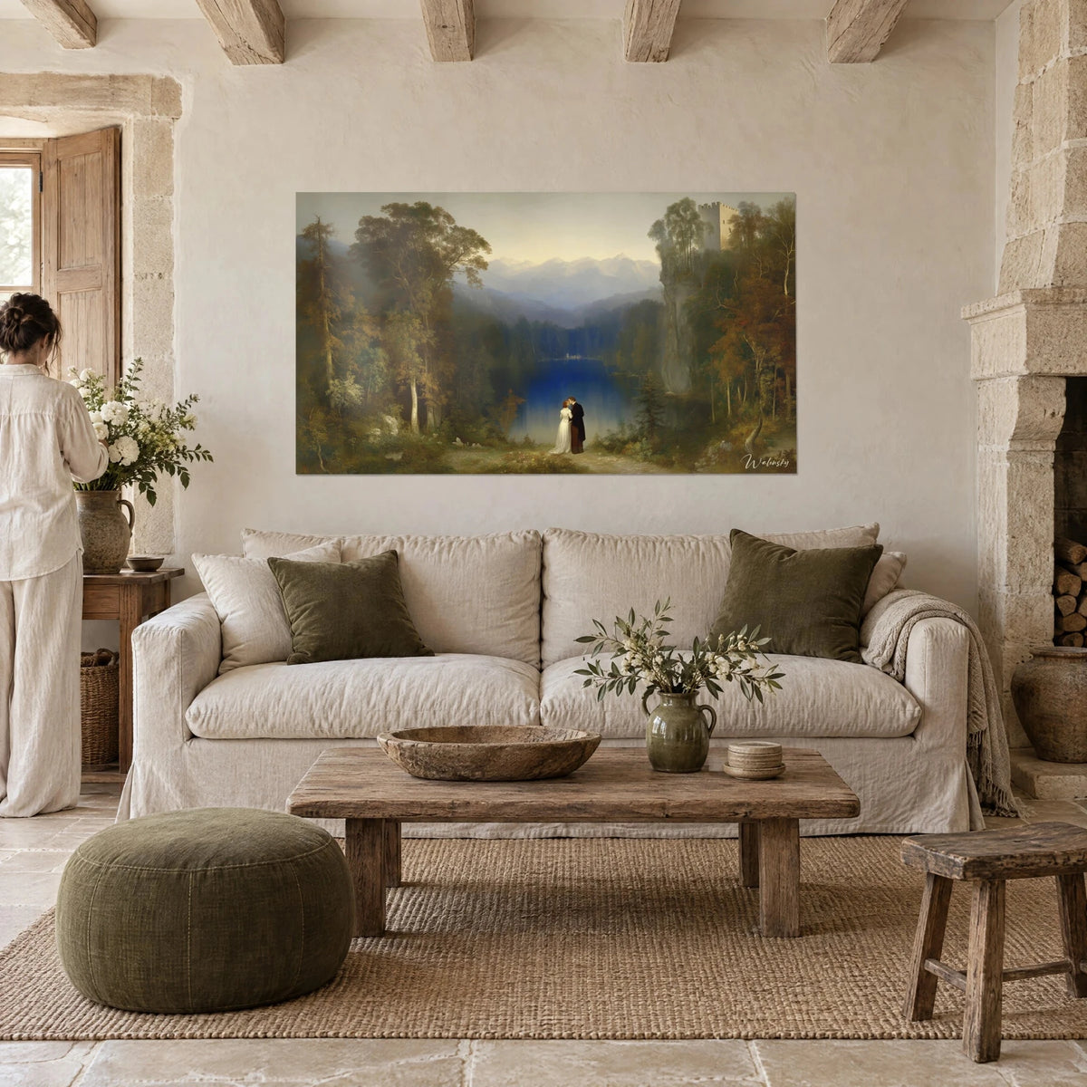 Tableau couple enlacé au bord d'un lac bleu cobalt, forêt d'automne ocre, au-dessus d'un canapé dans un salon lumineux