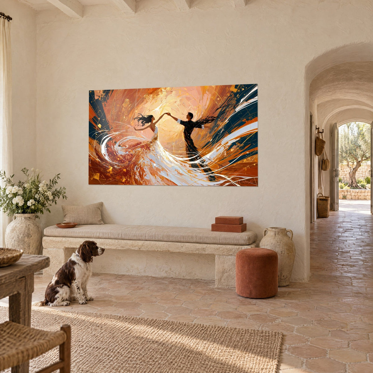 Tableau couple dansant main dans la main, volutes orange et blanches, éclats dorés, sur un mur crème d'un mas provençal