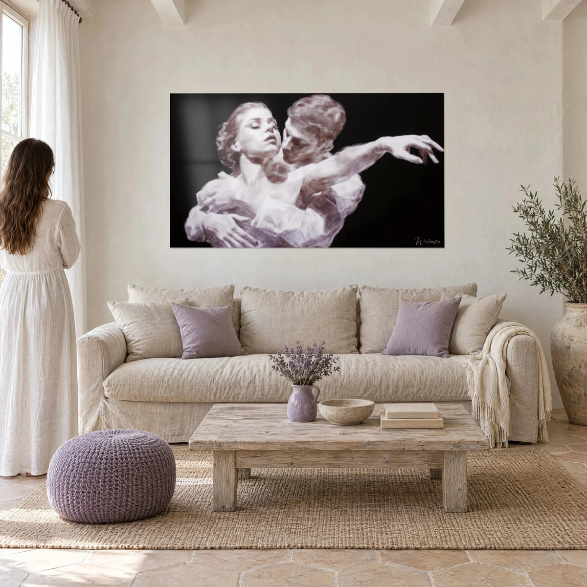 Tableau couple enlacé, danseuse aux yeux clos et cavalier penché sur sa nuque, blanc nacré sur fond noir, au-dessus d'un canapé dans un salon lumineux