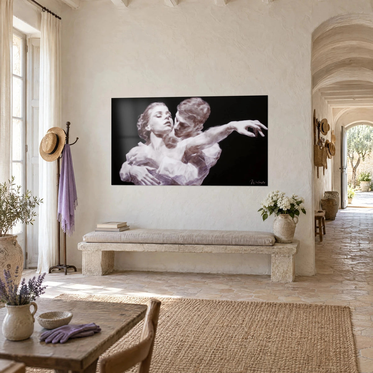 Tableau étreinte de deux danseurs, bras tendu aux doigts élégants, voiles mauve et blanc sur noir profond, mur crépi d'un mas provençal