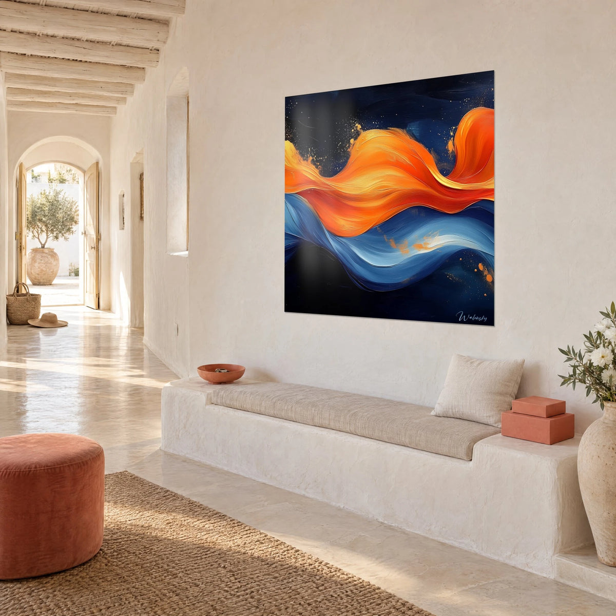 Quadro nastro di pittura mandarino che scivola su un flusso azzurro, tocchi d'oro, parete bianca a calce di una casa provenzale