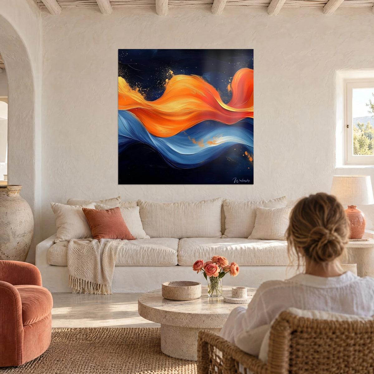 Quadro onda arancione fiammeggiante su blu notte, schizzi dorati, sopra un divano in un soggiorno luminoso