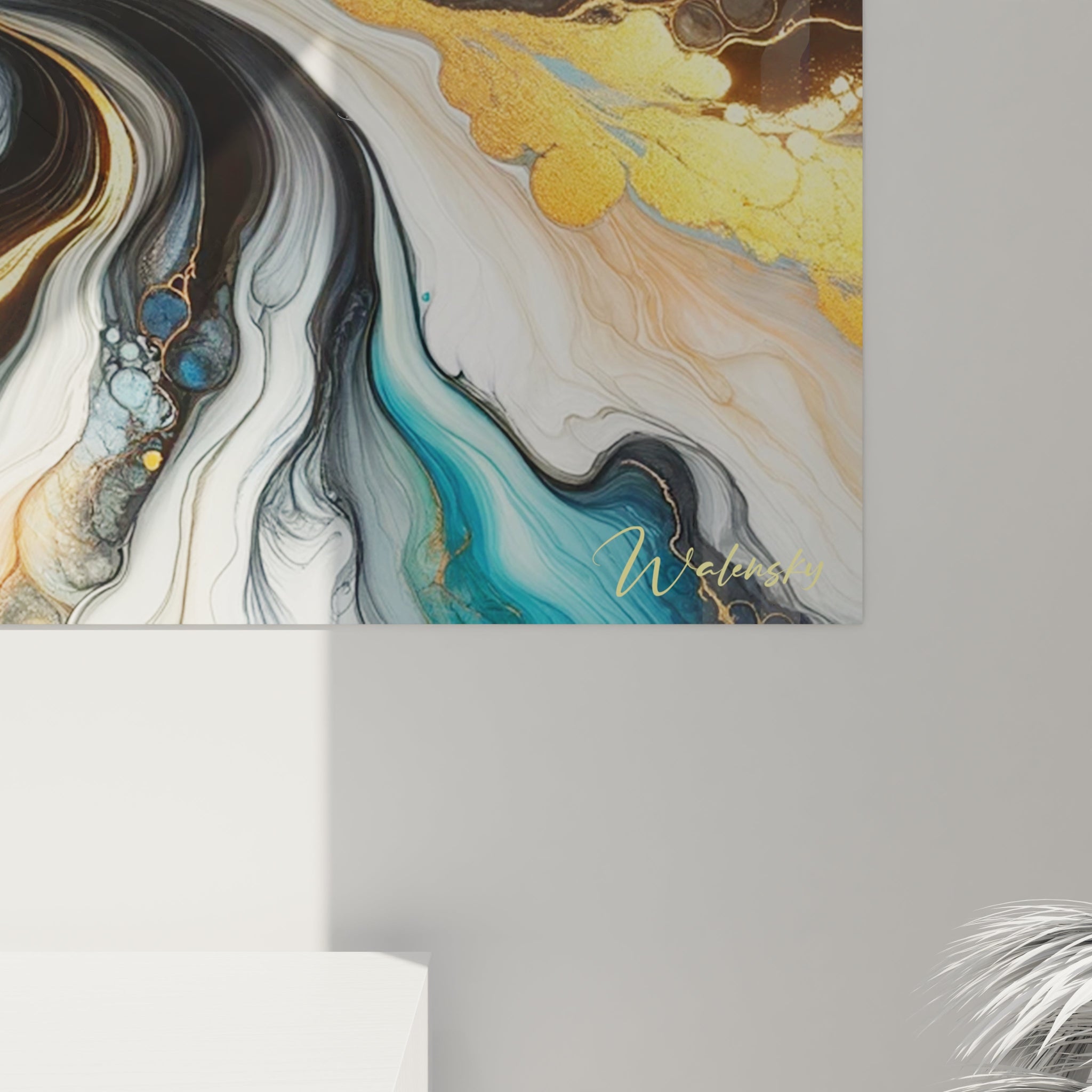 Un tableau abstrait de technique marbrée avec flux dynamiques. Utilise une palette de blanc crémeux, turquoise, noir charbon et or métallique. La texture montre des courants entrecroisés aux contours nets, des zones de fusion translucides et des inclusions dorées brillantes qui suivent et accentuent les mouvements tourbillonnants de l'ensemble.
