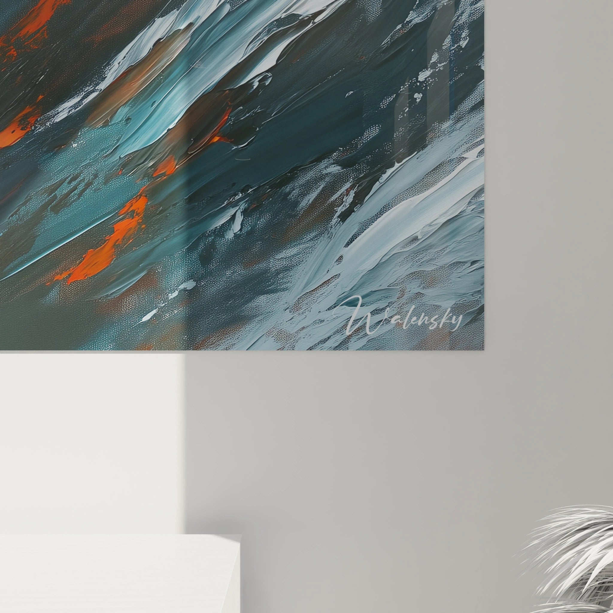 Un tableau tempête marine où s'affrontent des bleus tumultueux et des oranges flamboyants, avec des traces blanches rappelant l'écume, dont les nombreuses couches de peinture créent un relief saisissant et une sensation d'immersion dans un maelström aquatique.
