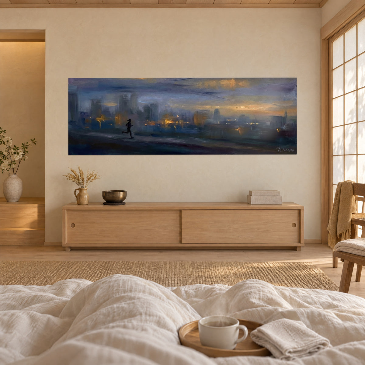 Gemälde einer Läuferin als Silhouette im goldenen Dunst, blaue Wolkenkratzer und bernsteinfarbene Lichter, über einem Bett in einem hellen Schlafzimmer