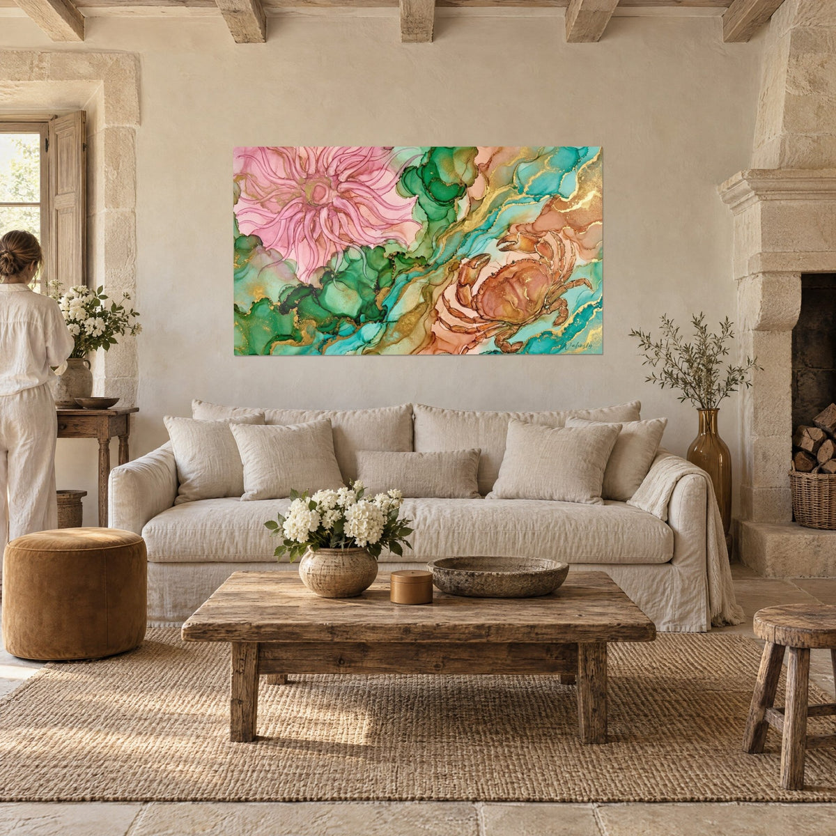 Gemälde Kupferfarbener Krebs gegenüber einer rosa Seeanemone, Tinte in Türkis und Gold, Frau von hinten, über einem Sofa in einem hellen Wohnzimmer