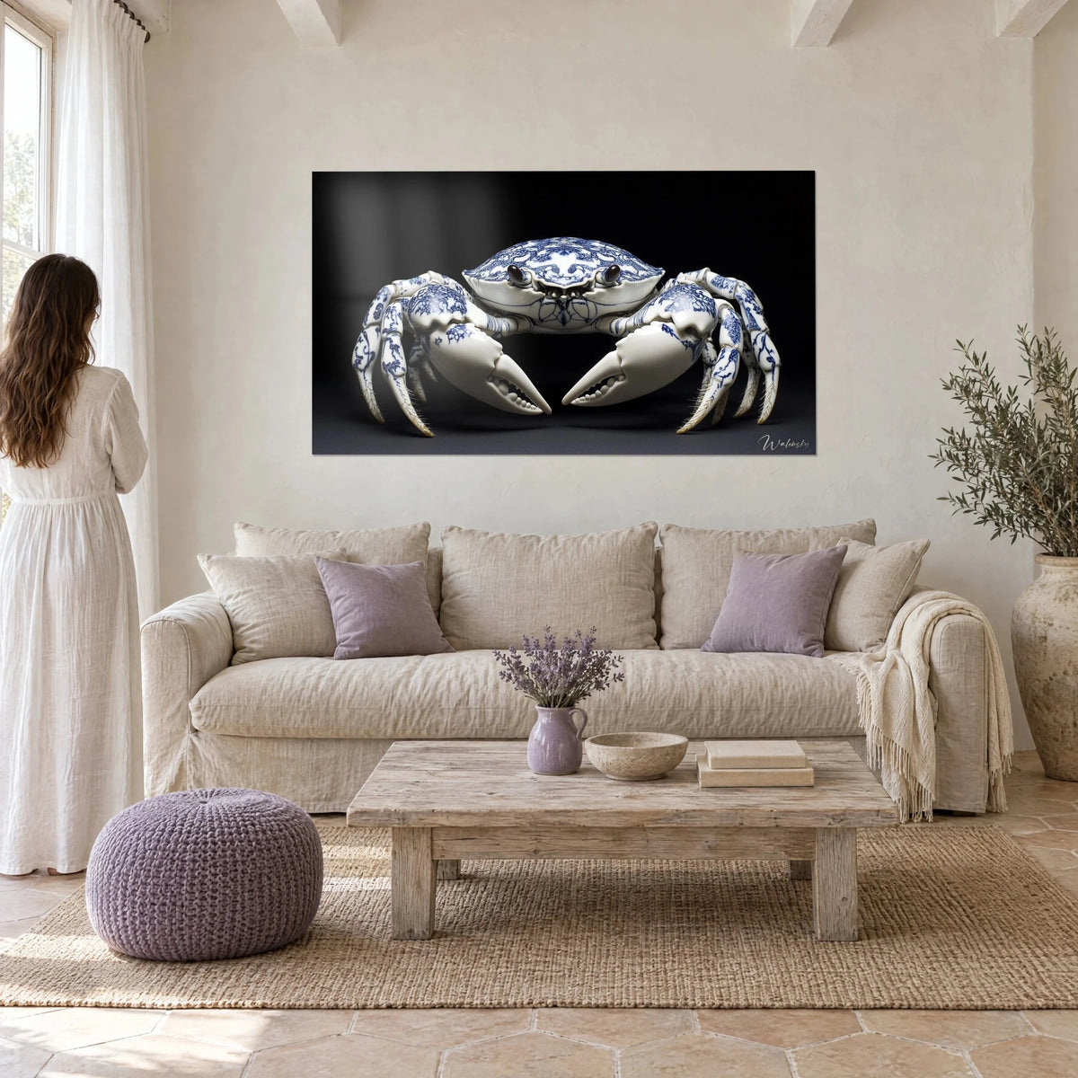 Gemälde Porzellankrabbe in Weiß und Kobaltblau, Panzer mit Arabesken auf schwarzem Grund, über einem Sofa in einem hellen Wohnzimmer