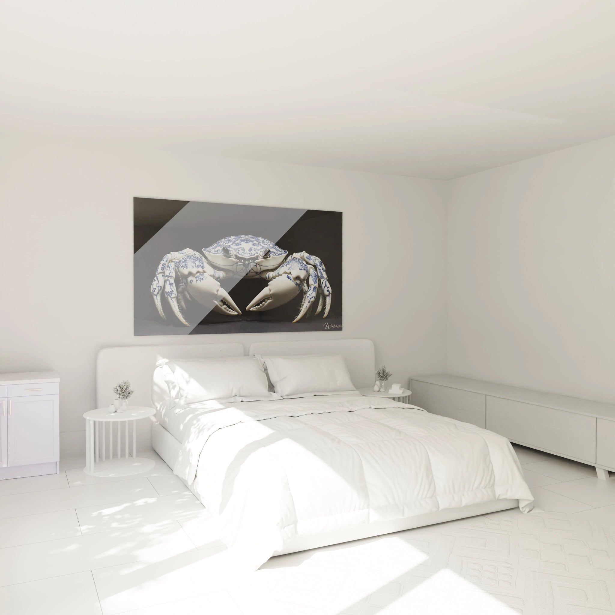 Tableau crabe artistique combinant blanc ivoire et motifs bleu cobalt. Le crustacé marin est représenté frontalement avec ses pinces ouvertes, orné de délicats motifs décoratifs sur sa carapace brillante et ses pattes segmentées contre un fond noir mat.
