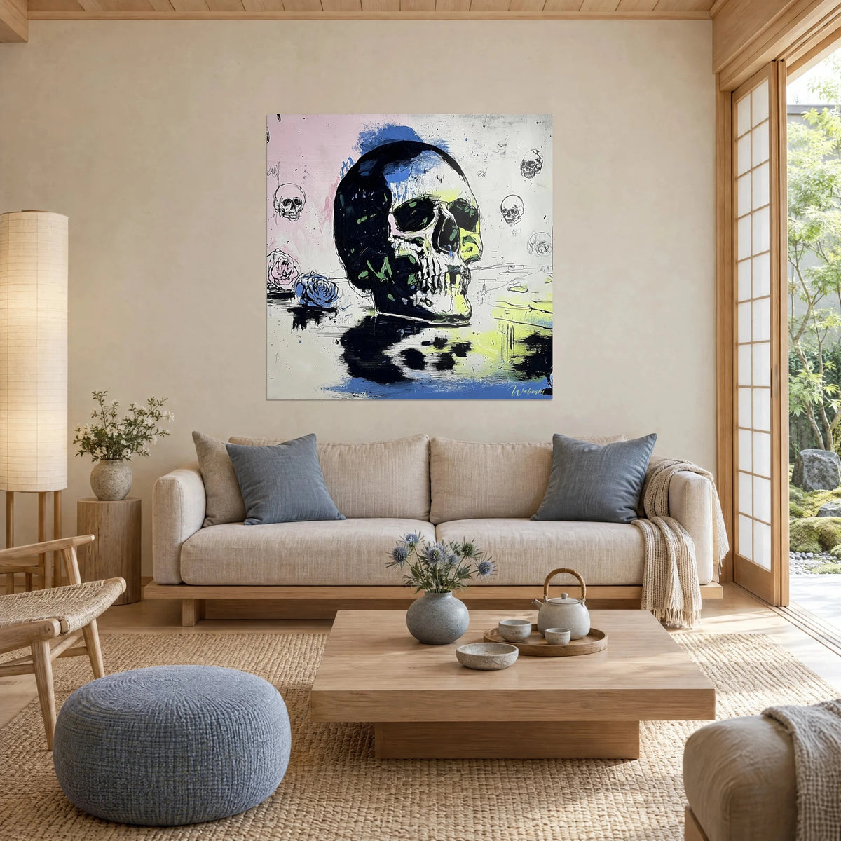 Tableau crâne vanité noir et jaune citron sur fond rose pâle, rose bleue au pied, au-dessus d'un canapé dans un salon lumineux
