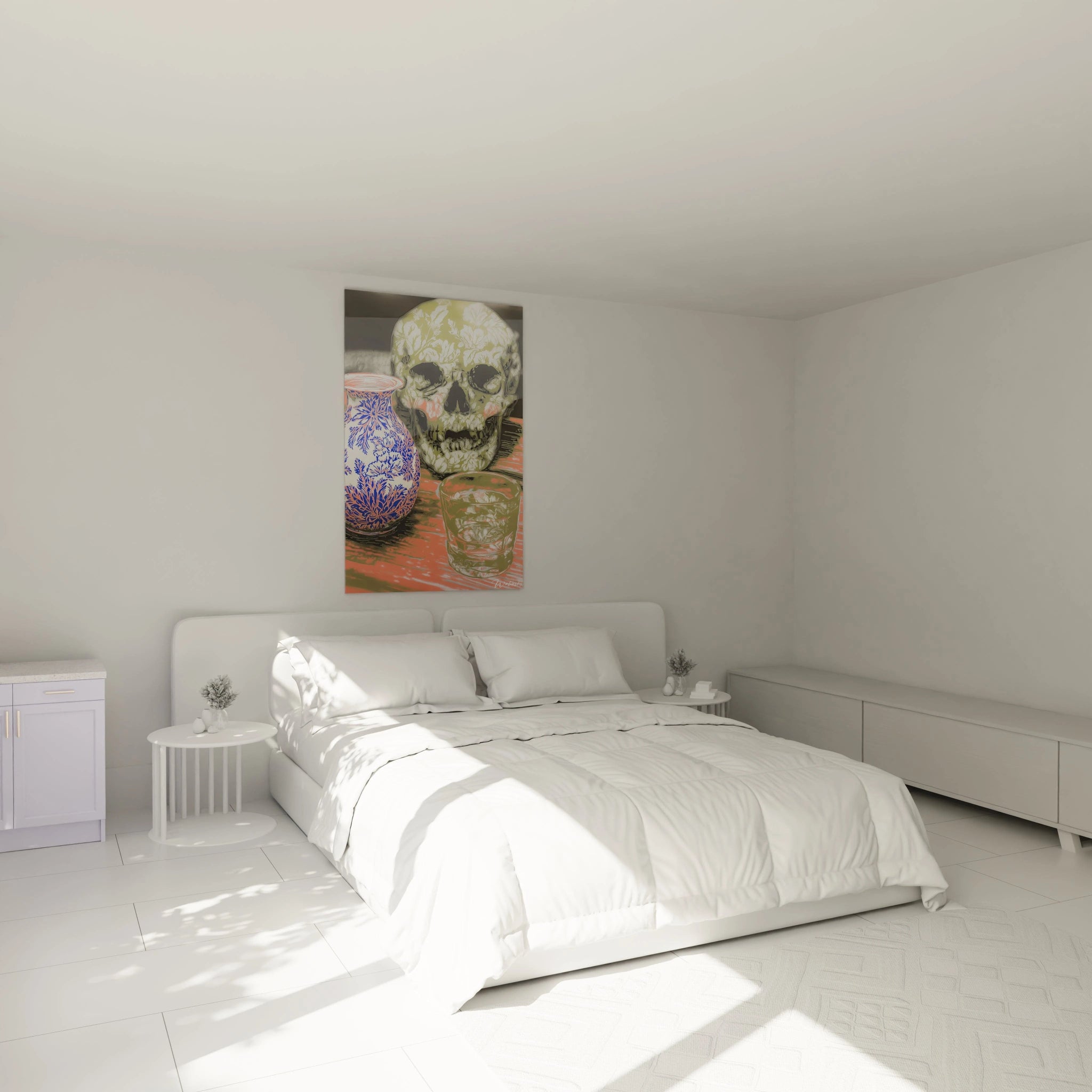 tableau crâne artistique Walensky accroché au dessus du lit blanc dans une chambre minimaliste avec vases décoratifs
