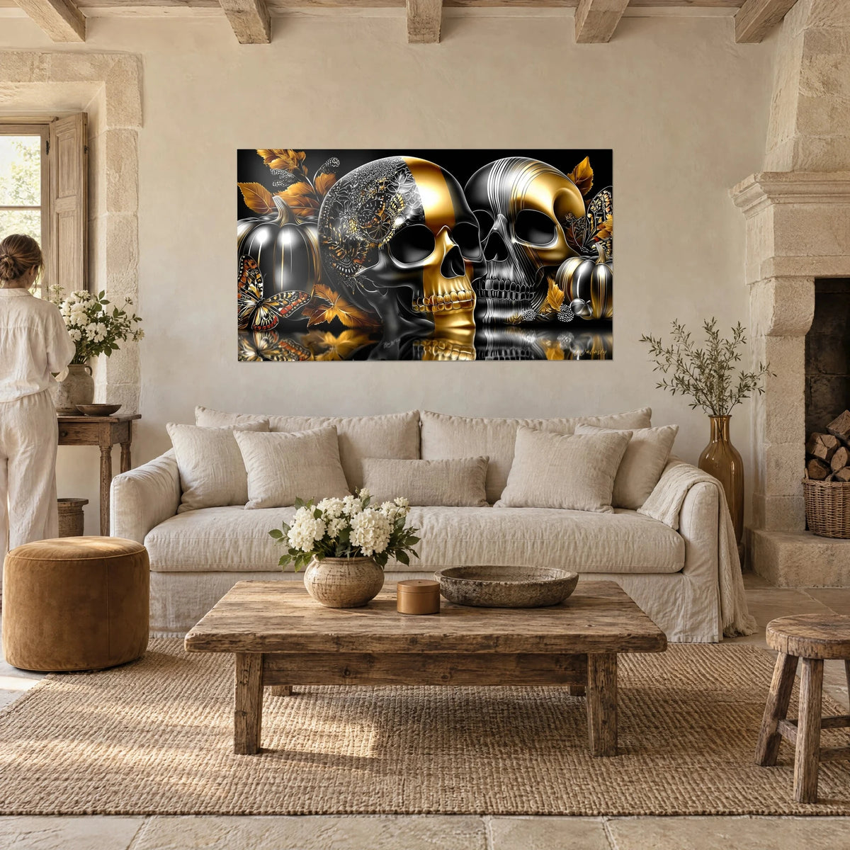 Cuadro dos calaveras pulidas en negro y oro rodeadas de calabazas y mariposas ámbar, mujer de espaldas, encima de un sofá en un salón luminoso