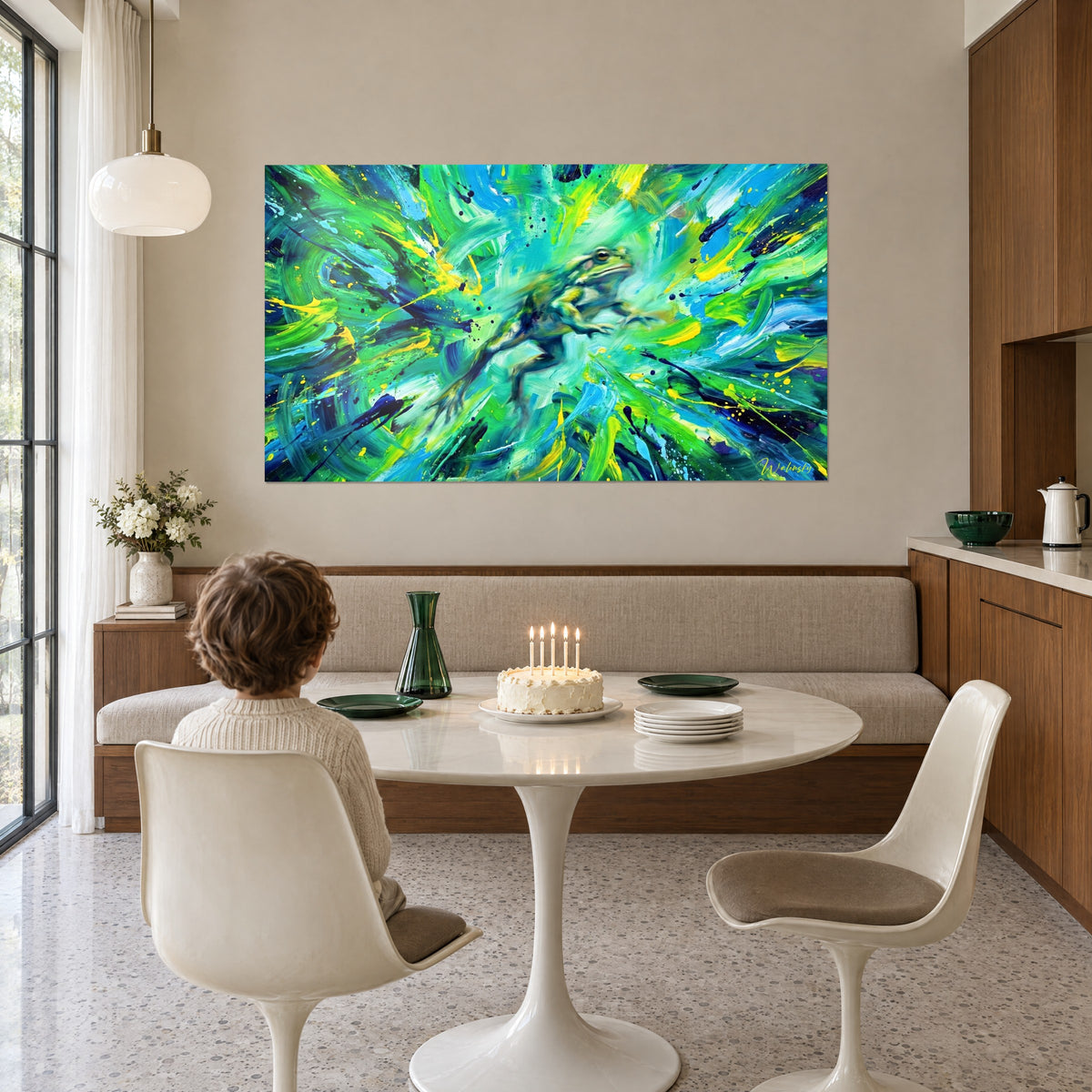 Tableau saut de crapaud dans un tourbillon vert et bleu éclaboussé de jaune, enfant de dos devant un gâteau d'anniversaire