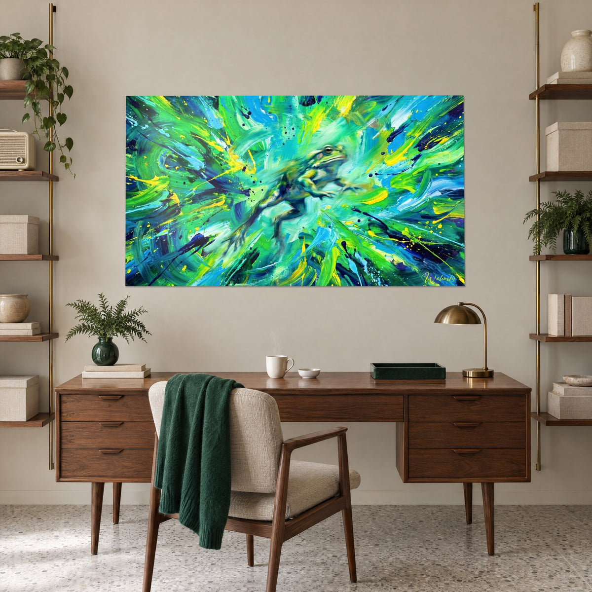 Tableau crapaud tout en éclaboussures de peinture vert pomme et bleu azur, accroché au-dessus d'un bureau en bois et d'une lampe laiton
