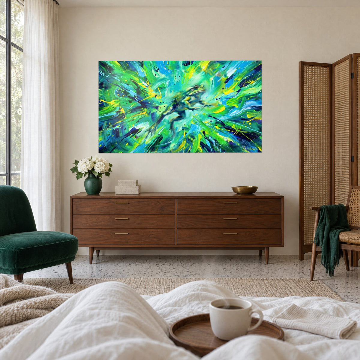 Tableau amphibien vert émeraude surgissant d'une explosion turquoise et jaune citron, au-dessus d'un lit dans une chambre claire