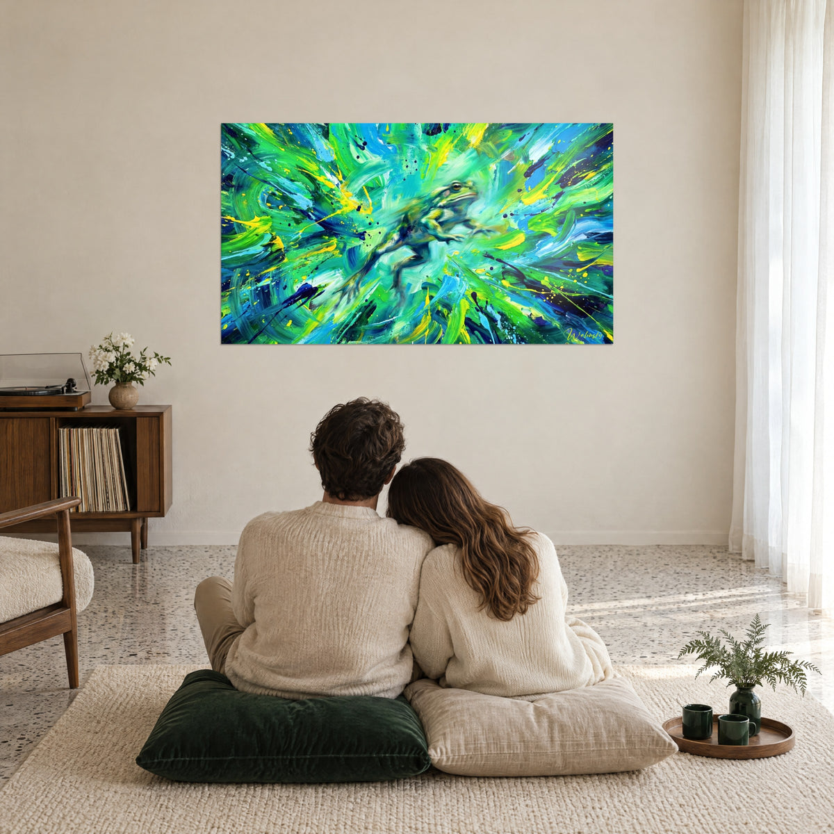 Tableau crapaud qui jaillit d'une gerbe d'éclats émeraude et bleu cobalt, couple de dos assis sur un tapis face au mur