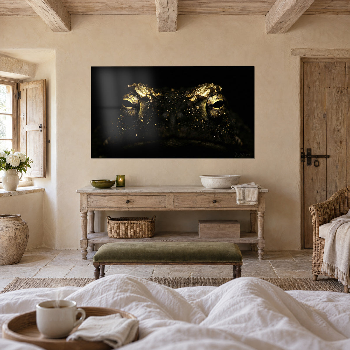 Gemälde Amphibie mit schlitzförmigen, golden umrandeten Augen, goldene Glitzerpartikel auf tiefschwarzem Grund, über einem Bett in einem hellen Schlafzimmer