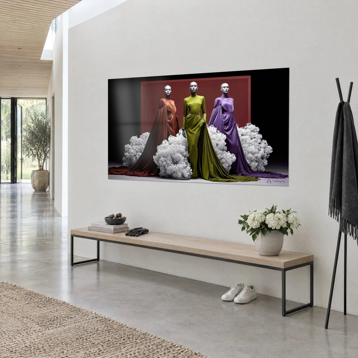Schilderij catwalk van lange jurken met sleep, olijfgroen satijn in het midden, roest en mauve, witte wolken, tegen een lichte muur in driekwart aanzicht