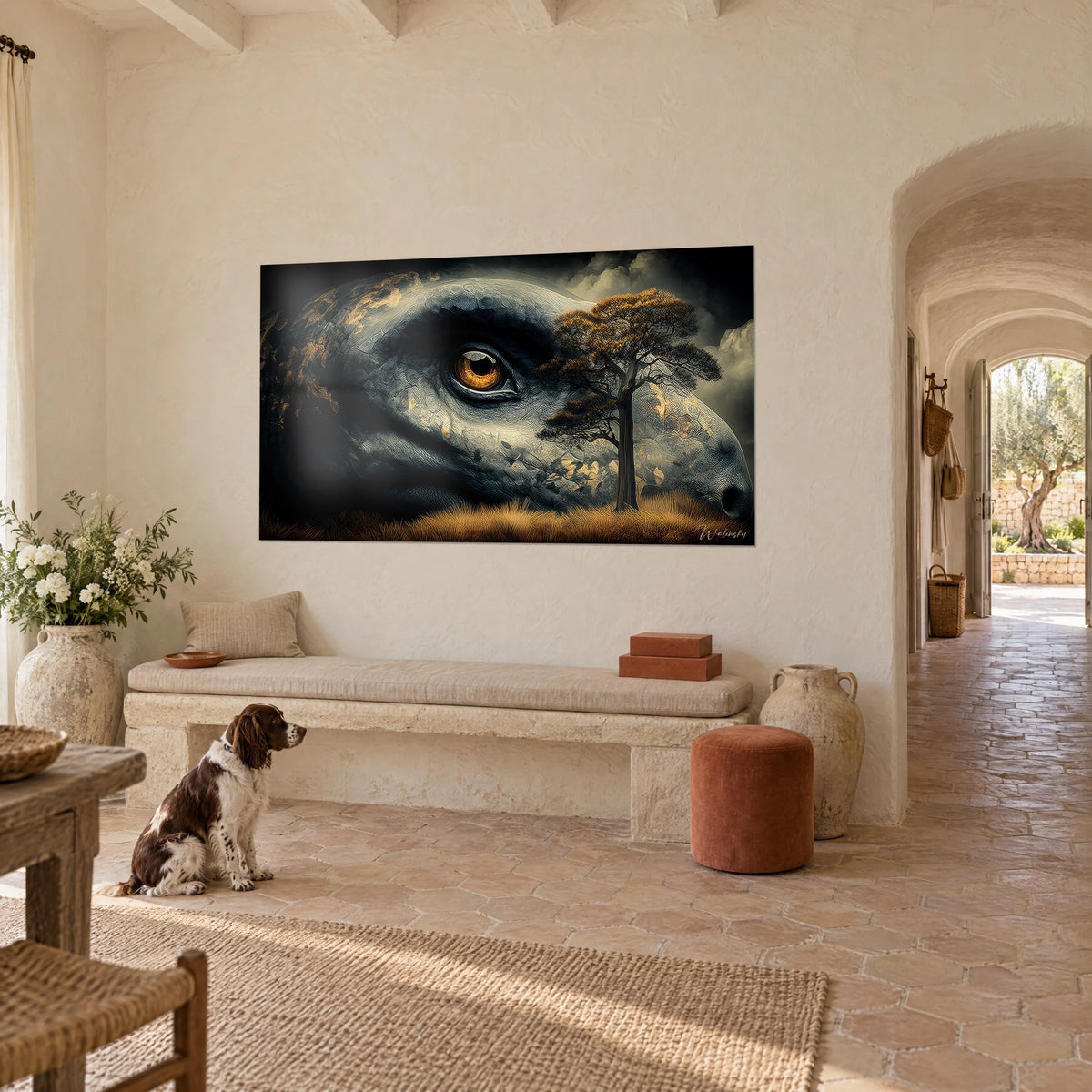 Cuadro de un dinosaurio con mirada anaranjada, piel gris grabada y árbol cobrizo sobre fondo oscuro, pared crema de un mas provenzal