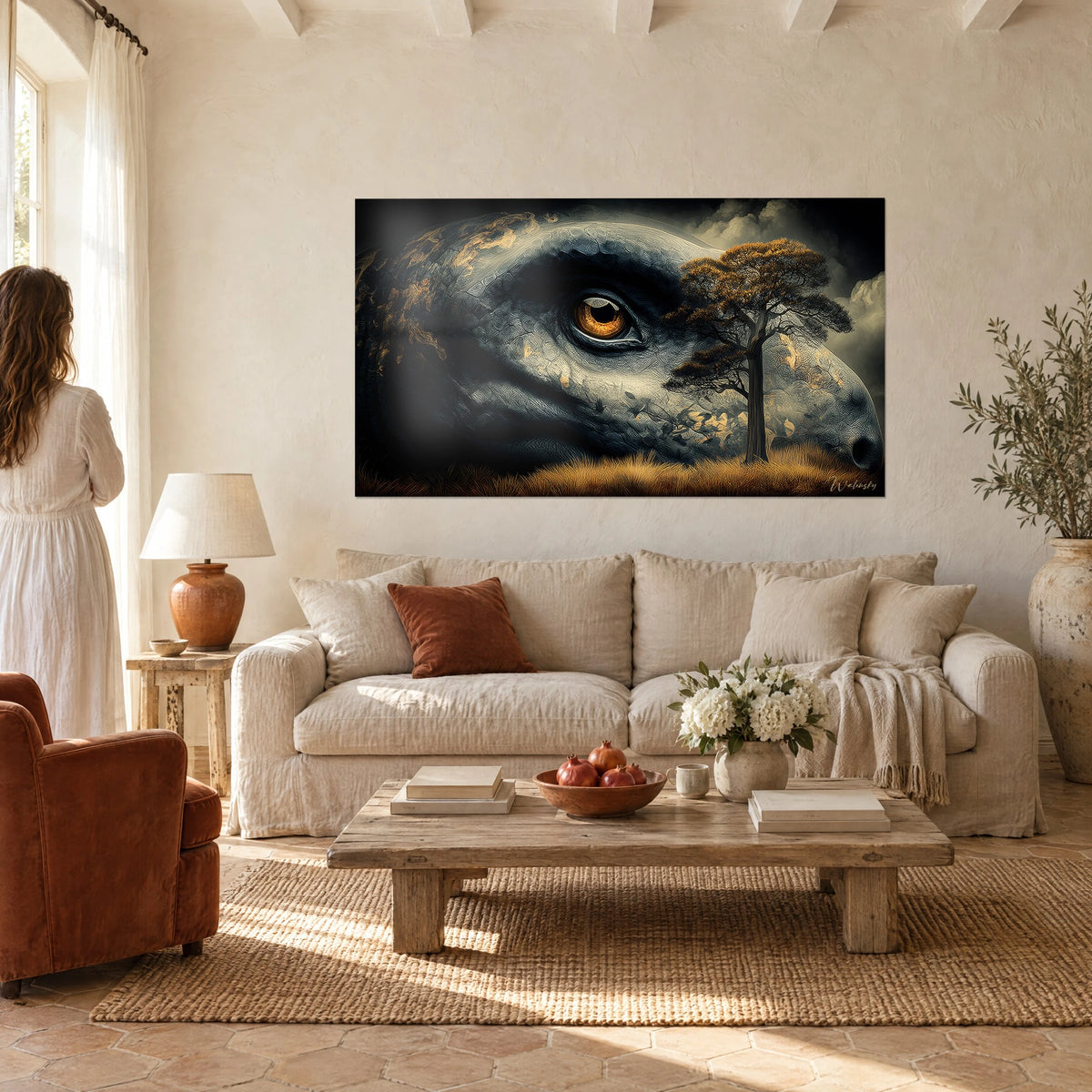 Cuadro de un reptil gigante con ojo ámbar, escamas gris pizarra y acacia dorada, encima de un sofá en un salón luminoso