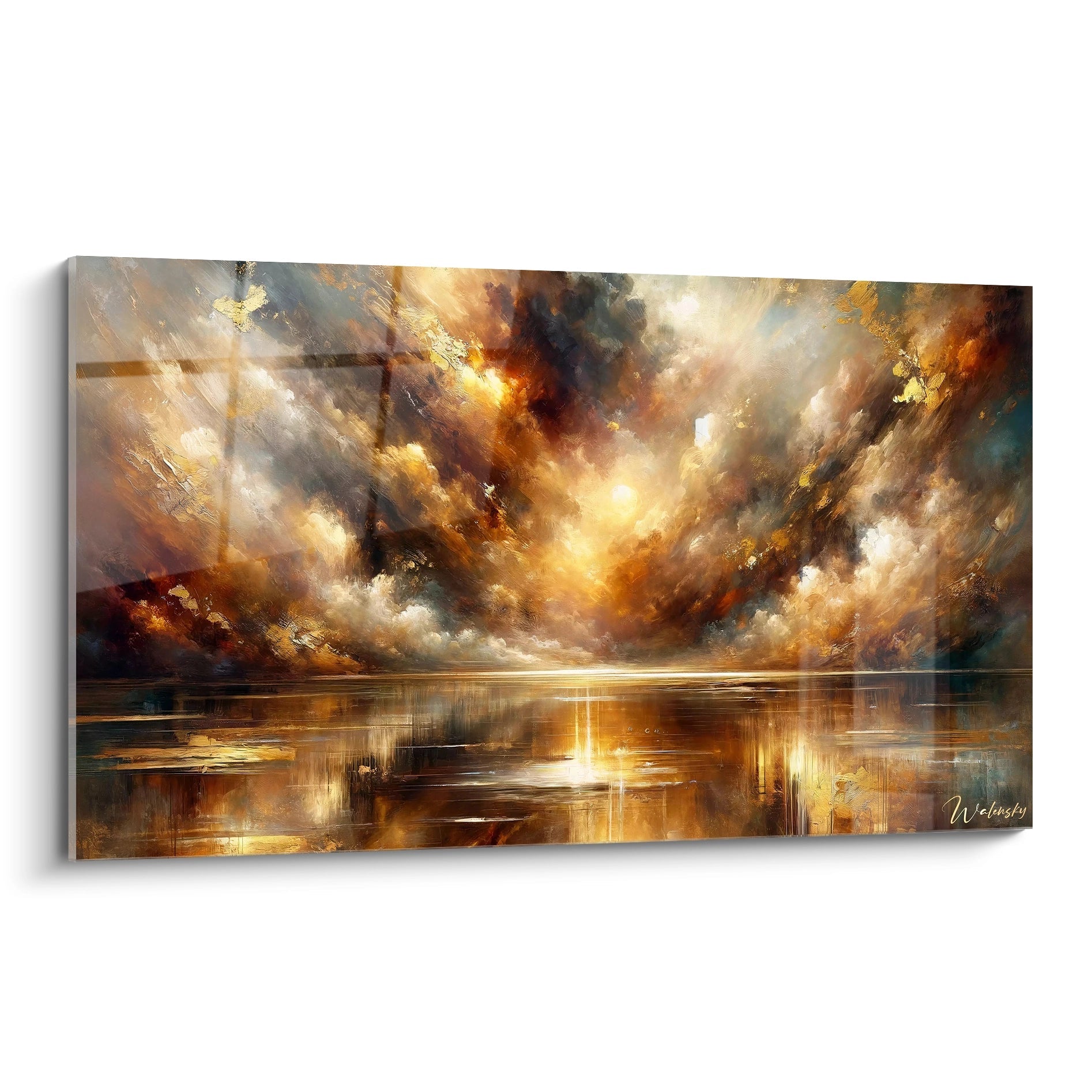 Un tableau abstrait de ciel orageux au-dessus d'une étendue d'eau. Dominé par des teintes ambre, or, brun rougeâtre et gris anthracite. La texture présente des masses nuageuses tourbillonnantes avec des coups de pinceau dynamiques et des touches de feuille d'or, se reflétant dans l'eau calme horizontale du bas.
