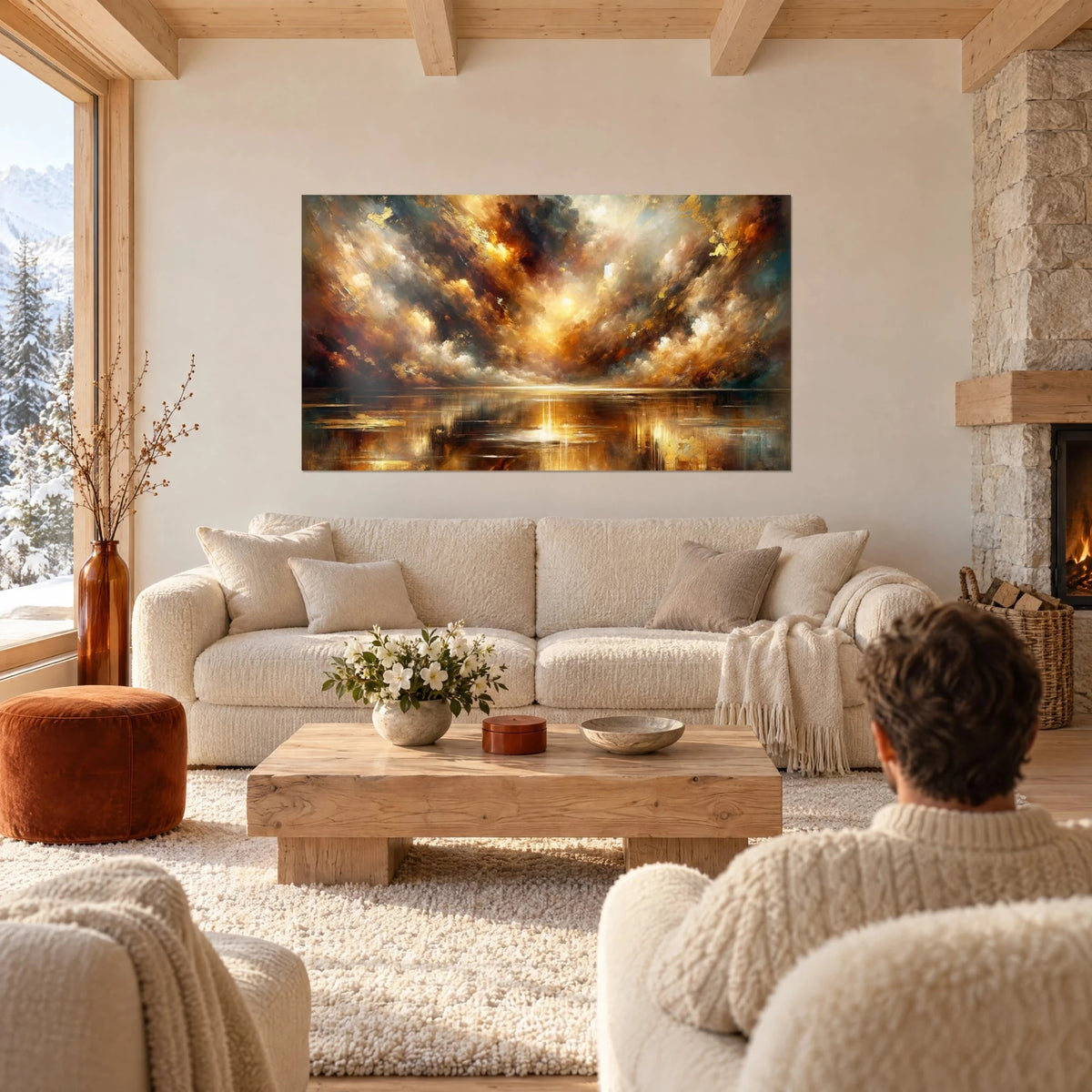 Tableau ciel orageux embrasé d'ambre et de brun, reflets dorés sur l'eau, deux personnes de dos au-dessus d'un canapé dans un salon lumineux