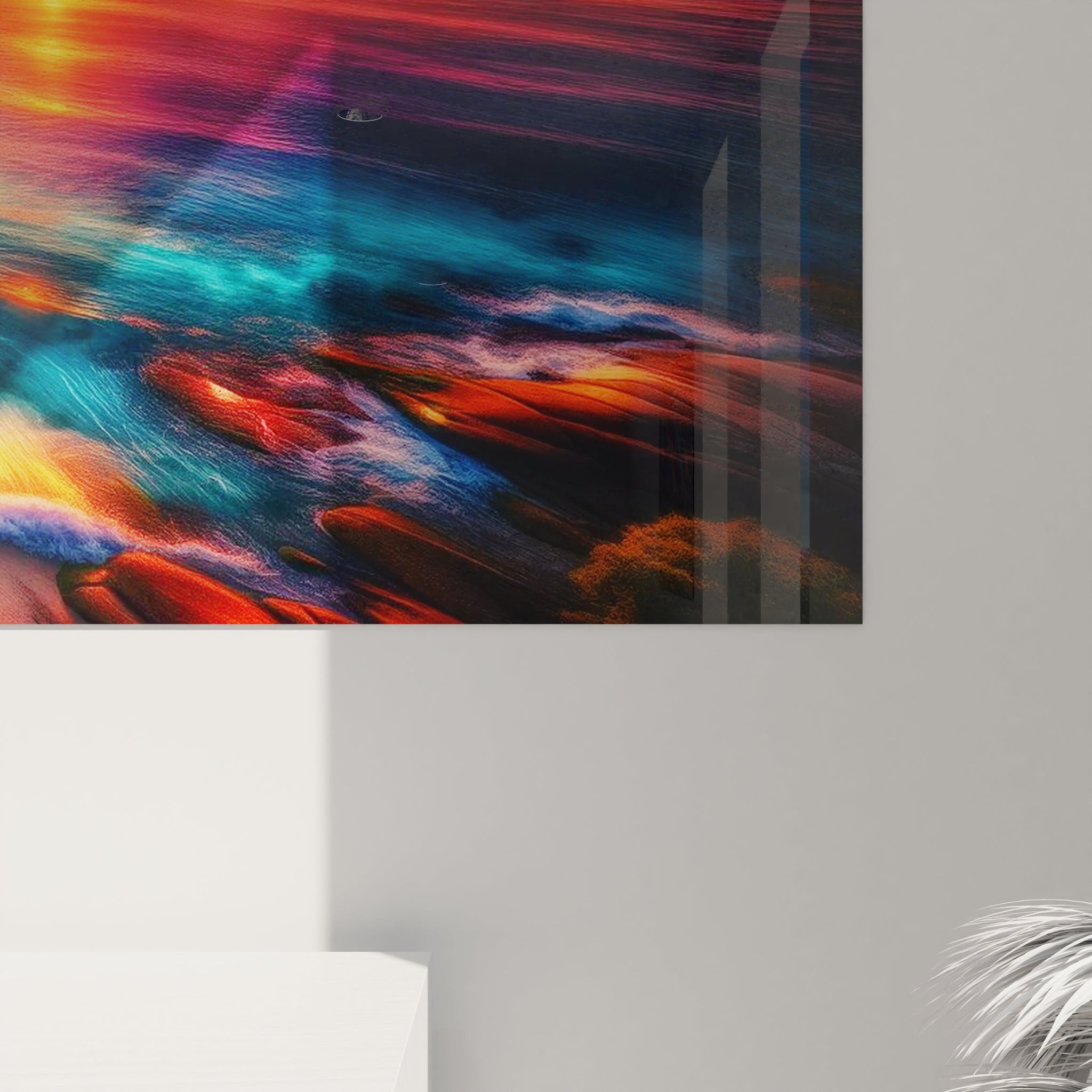 En gros plan, ce tableau paysage révèle un mélange vibrant d’orange, violet et bleu, capturant les nuages crépusculaires et l’eau tranquille, créant une impression de paix et d’évasion totale.

