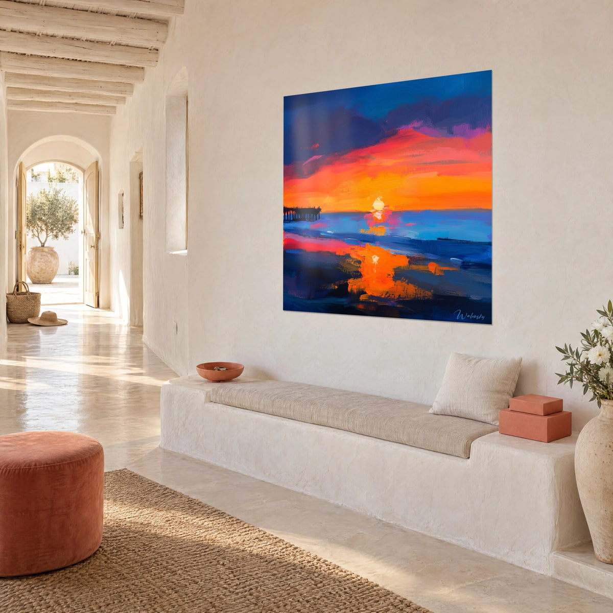 Quadro cielo infuocato con pennellate porpora e ambra, riflesso dorato sull'acqua, visto di tre quarti in un corridoio a volta