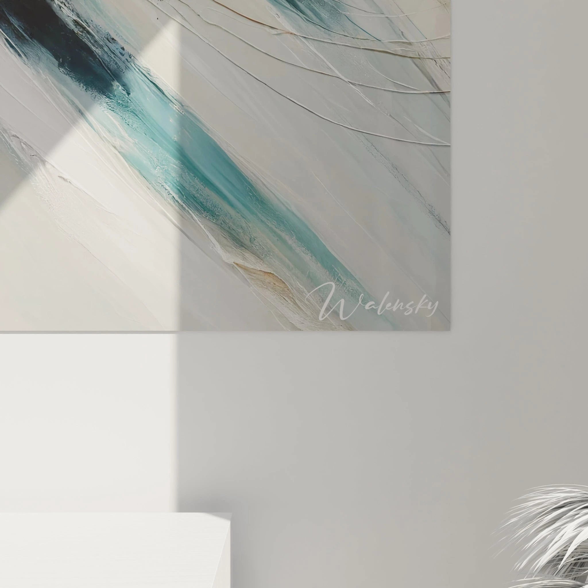 Tableau abstrait composé de larges coups de pinceau en turquoise, blanc éclatant et or sur fond gris clair. La surface présente une texture tridimensionnelle avec des superpositions de matière, des incrustations dorées poudreuses et des traits filiformes qui accentuent l'effet de mouvement vague.
