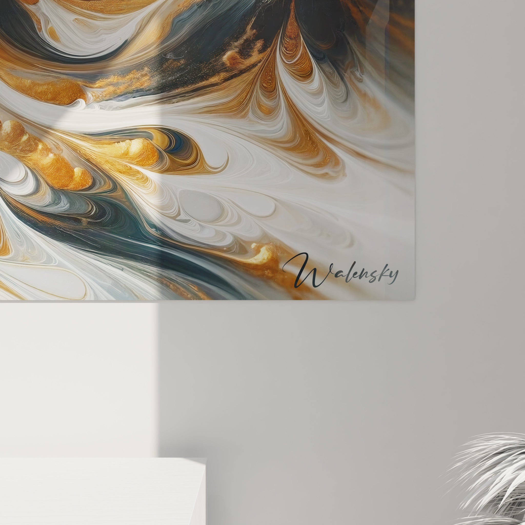Tableau abstrait présentant des formations rocheuses émergeant de vagues ondulantes. Spectre coloré minimaliste de noir, blanc et or avec nuances de gris bleuté. Effet visuel de mouvement obtenu par contraste entre pics pointus et flots marbrés. Motif radial avec montagnes disposées en cercle et entourées de volutes blanches et traînées dorées.
